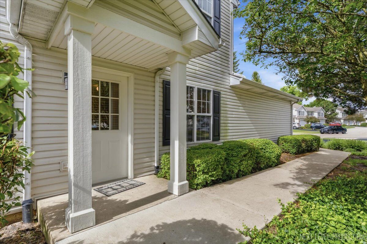 Property Photo: 2471 Stoughton Circle 2471 IL 60502