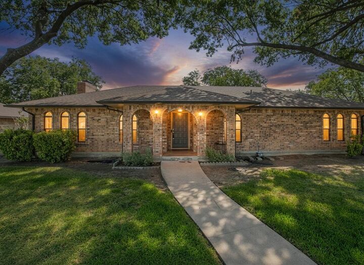 Property Photo: 528 Edmonds Way TX 75115