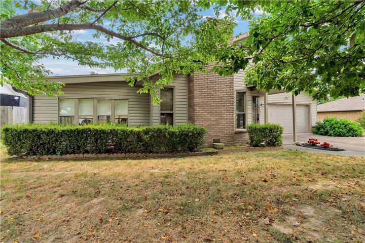 Property Photo:  301 Edmondson Avenue  AR 72764 