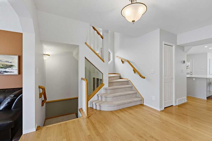 Property Photo:  532 54 Avenue SW  AB T2V 0C7 