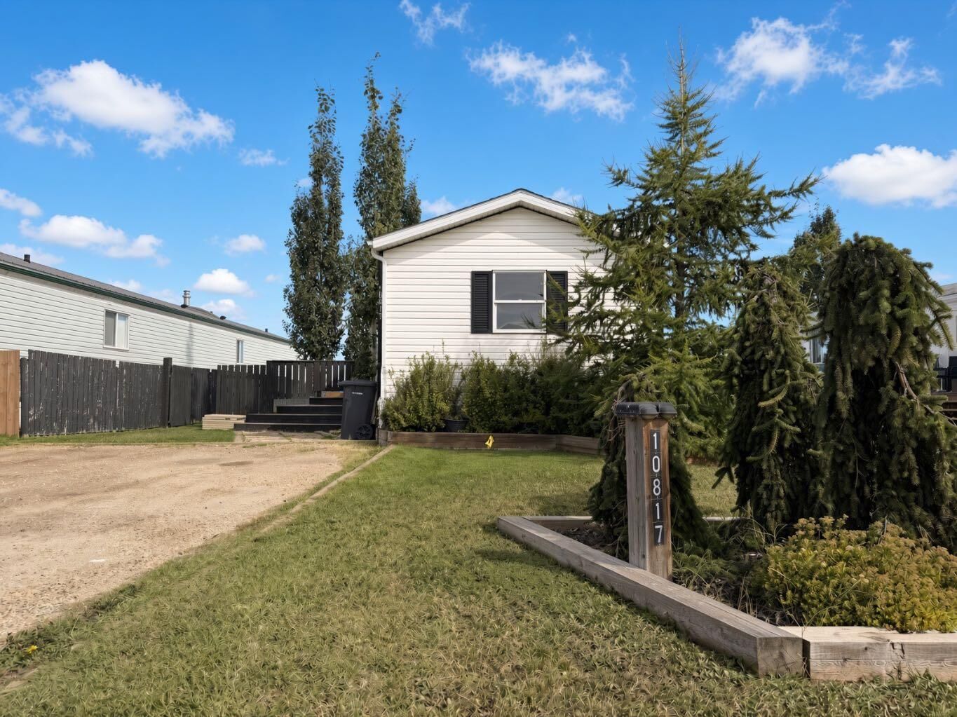 Property Photo:  10817 97 Street  AB T8X 5E3 