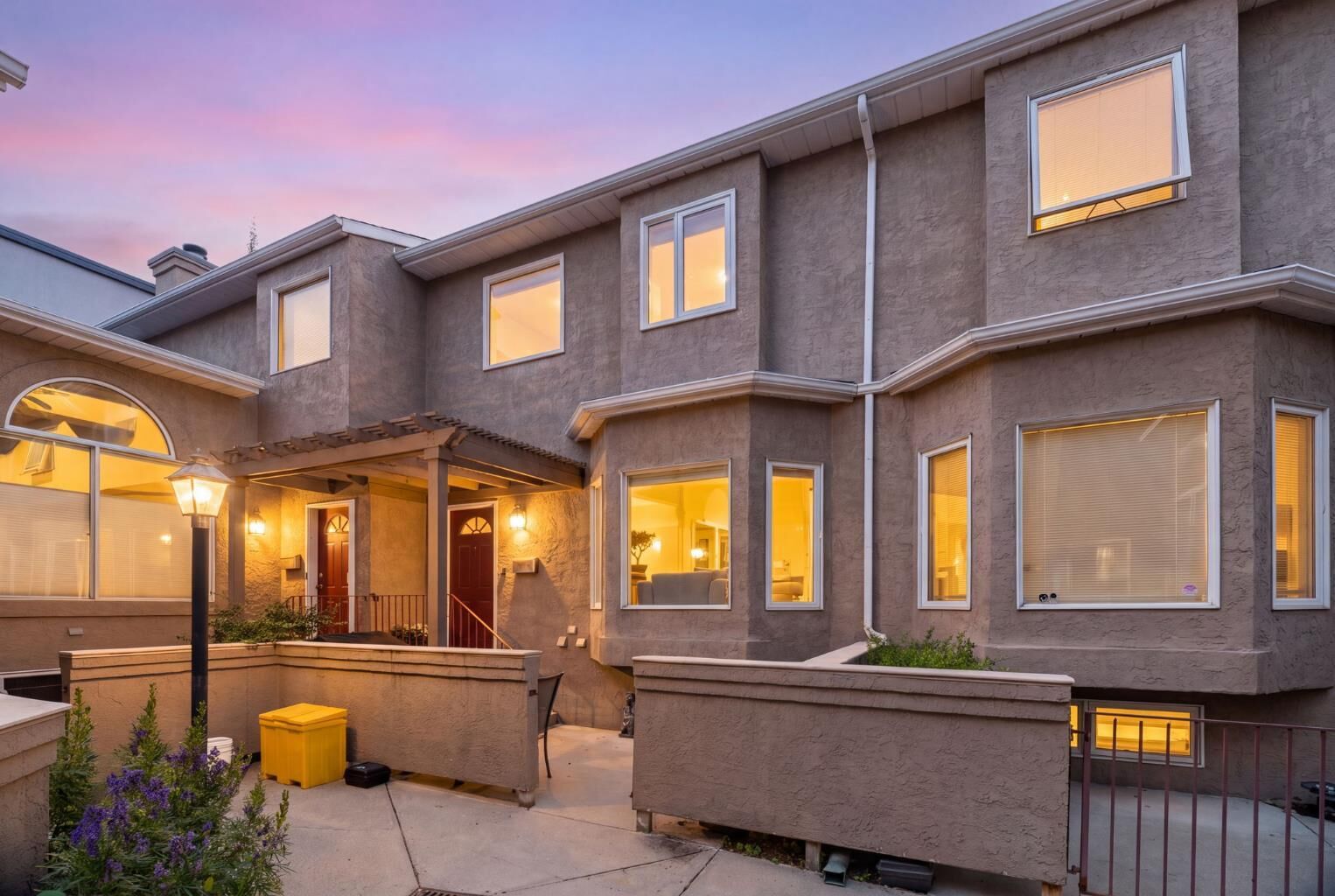 Property Photo:  2429 28 Street SW 3  AB T3E 2H7 