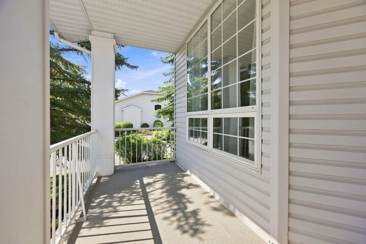 Property Photo:  4 Douglasview Park SE  AB T2Z 2E9 