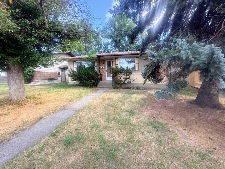 Property Photo:  819 8 Street N  AB T1H 1Z2 