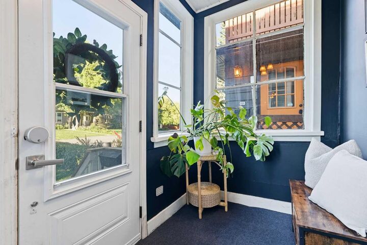 Property Photo:  823 19 Avenue NW  AB T2M 0Z4 