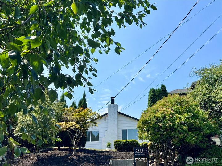 Property Photo:  2353  Federal Avenue E  WA 98102 