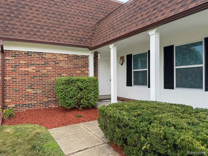 Property Photo:  2863 Continental Drive  MI 48083 