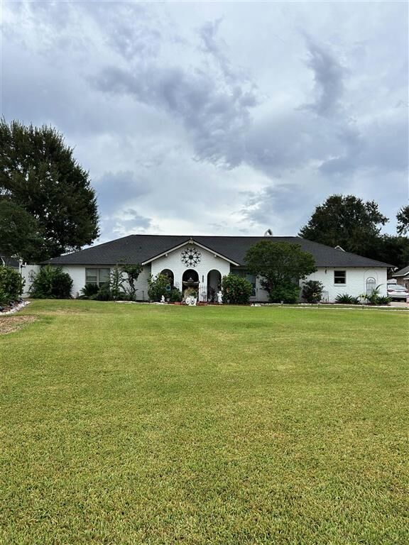 Property Photo: 1423 S Chateau Circle S LA 70605