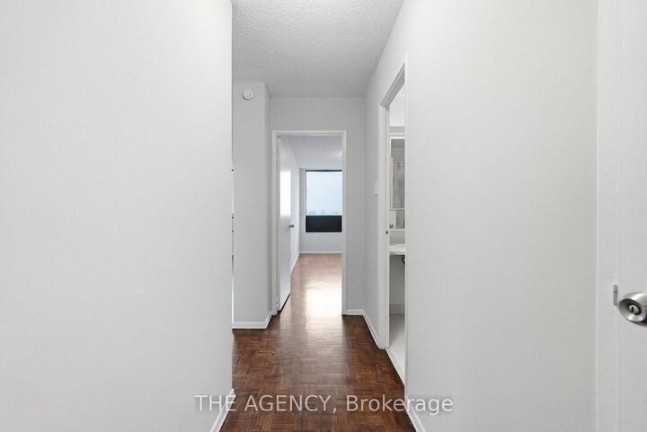 Property Photo:  2350 Dundas Street W 1910A  ON M6P 4B1 