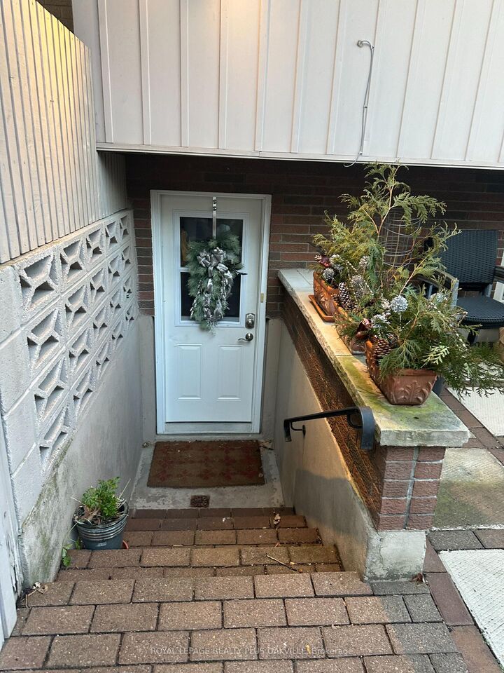 Property Photo:  694 Niagara Street Bsmt  ON L2M 3R9 