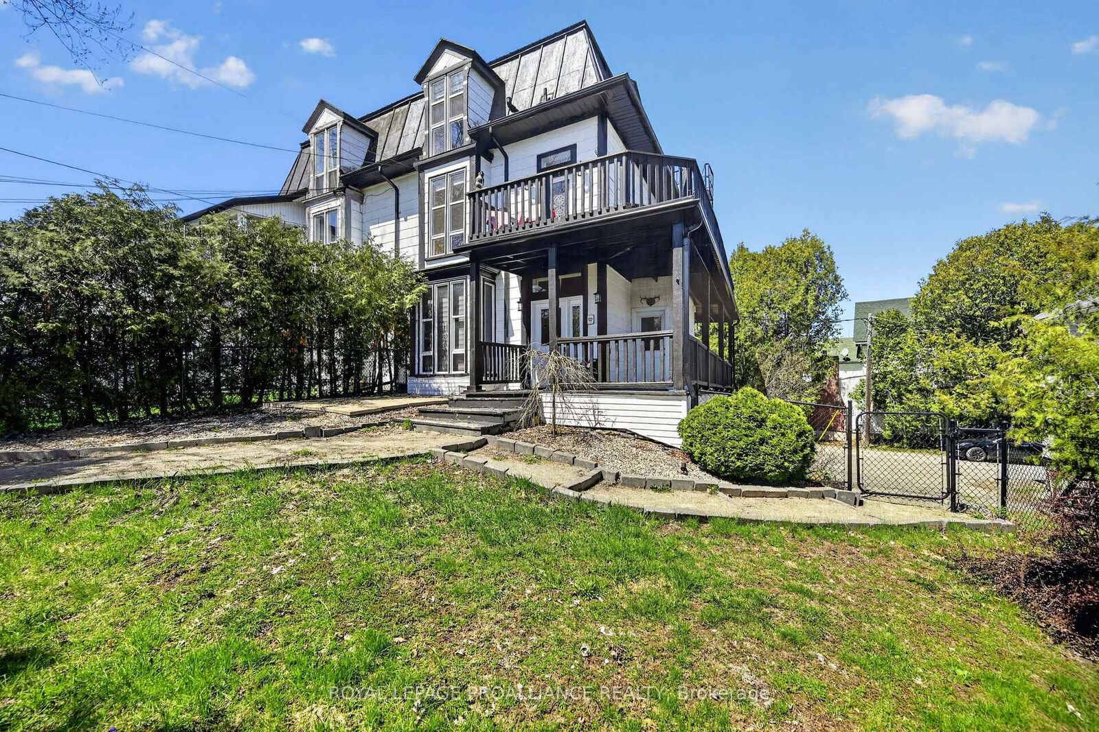 Property Photo:  372 King Street W  ON K6V 3S6 