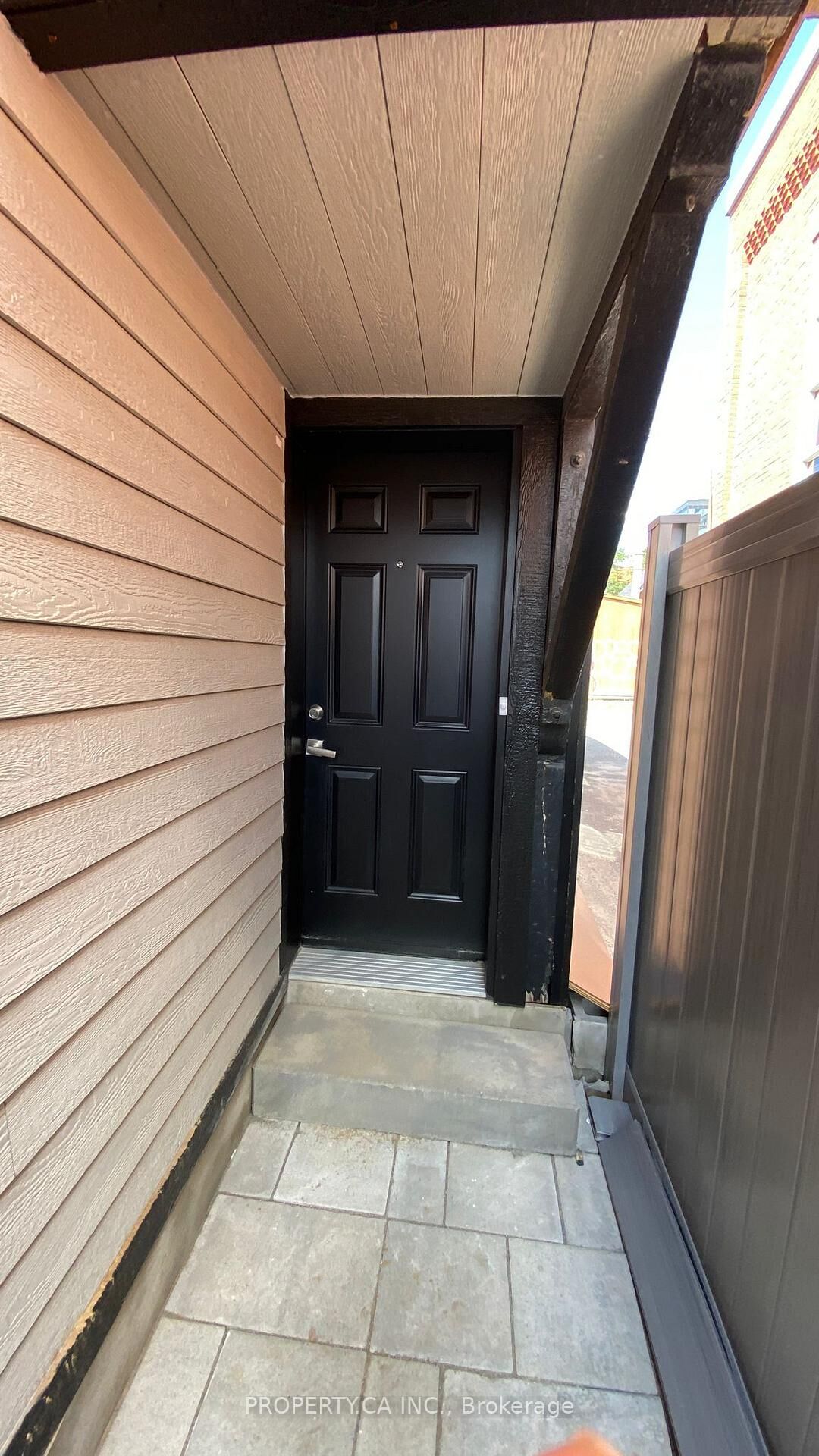Property Photo:  395 Gladstone Avenue B  ON K2P 0Y9 