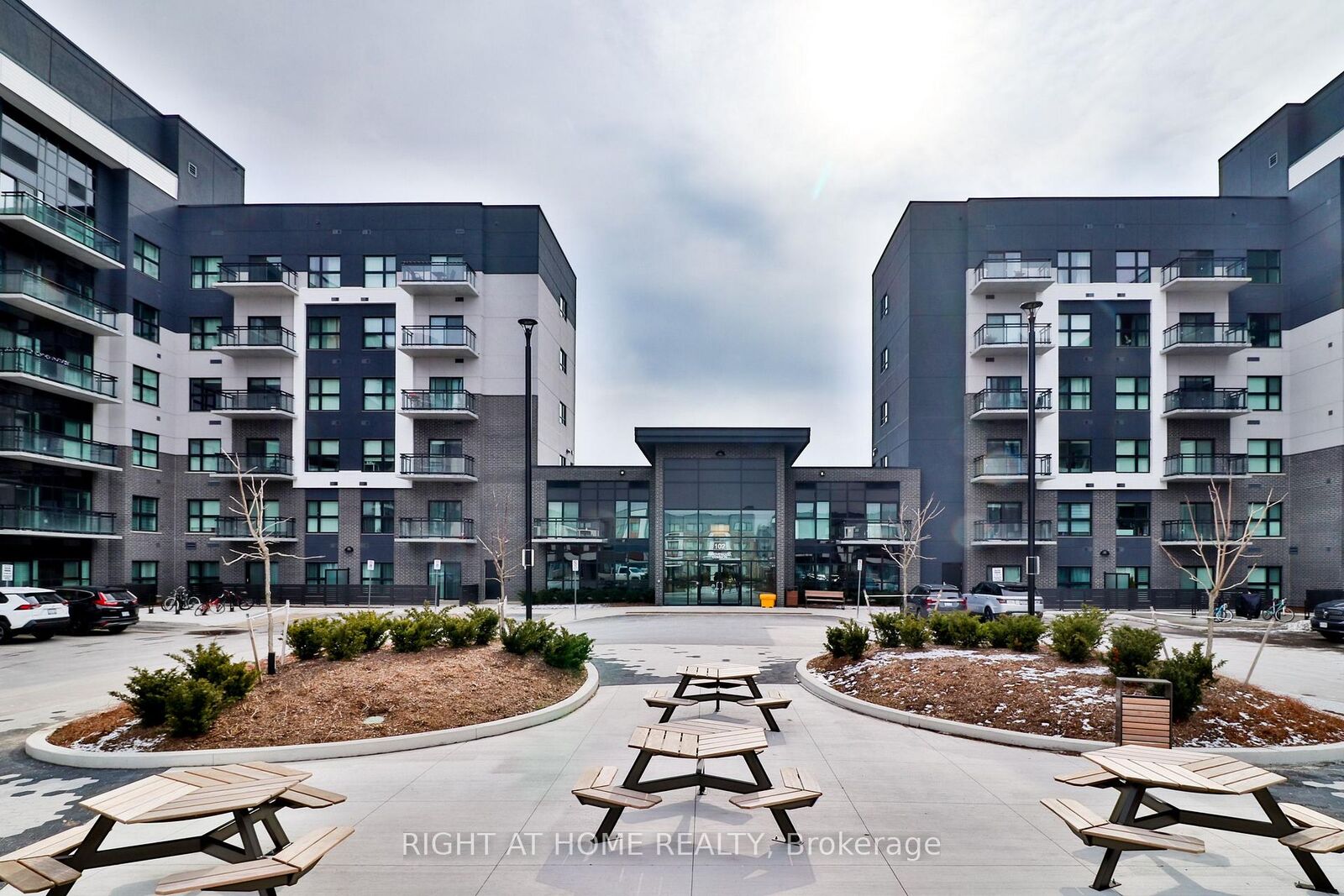 Property Photo:  102 Grovewood Common 202  ON L6H 0X2 