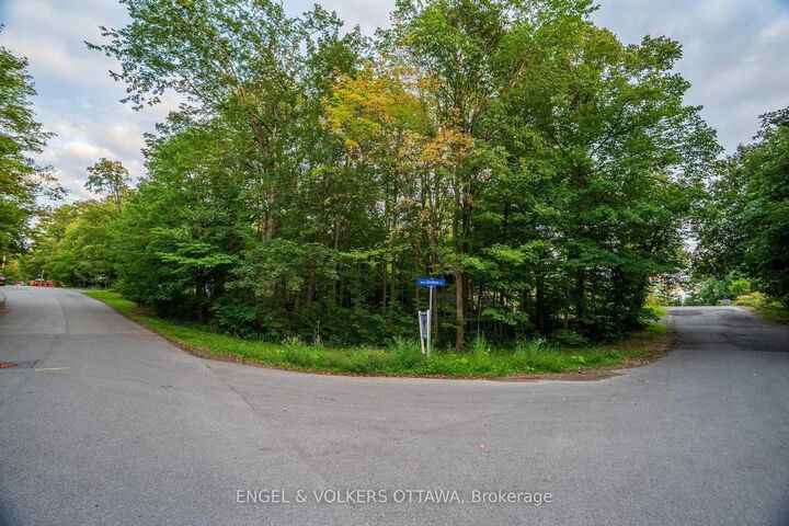 Property Photo:  8 Davidson Drive  ON K1J 7J9 
