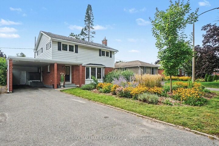 Property Photo:  1236 Amesbrooke Drive  ON K2C 2E6 