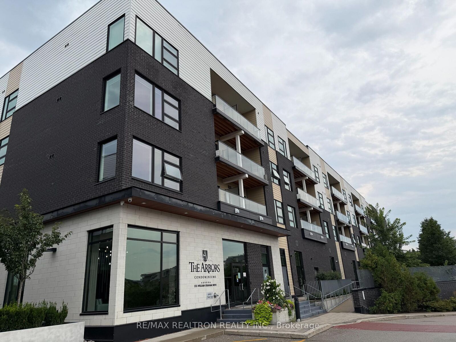 Property Photo:  555 William Graham Drive 343  ON L4G 7G4 