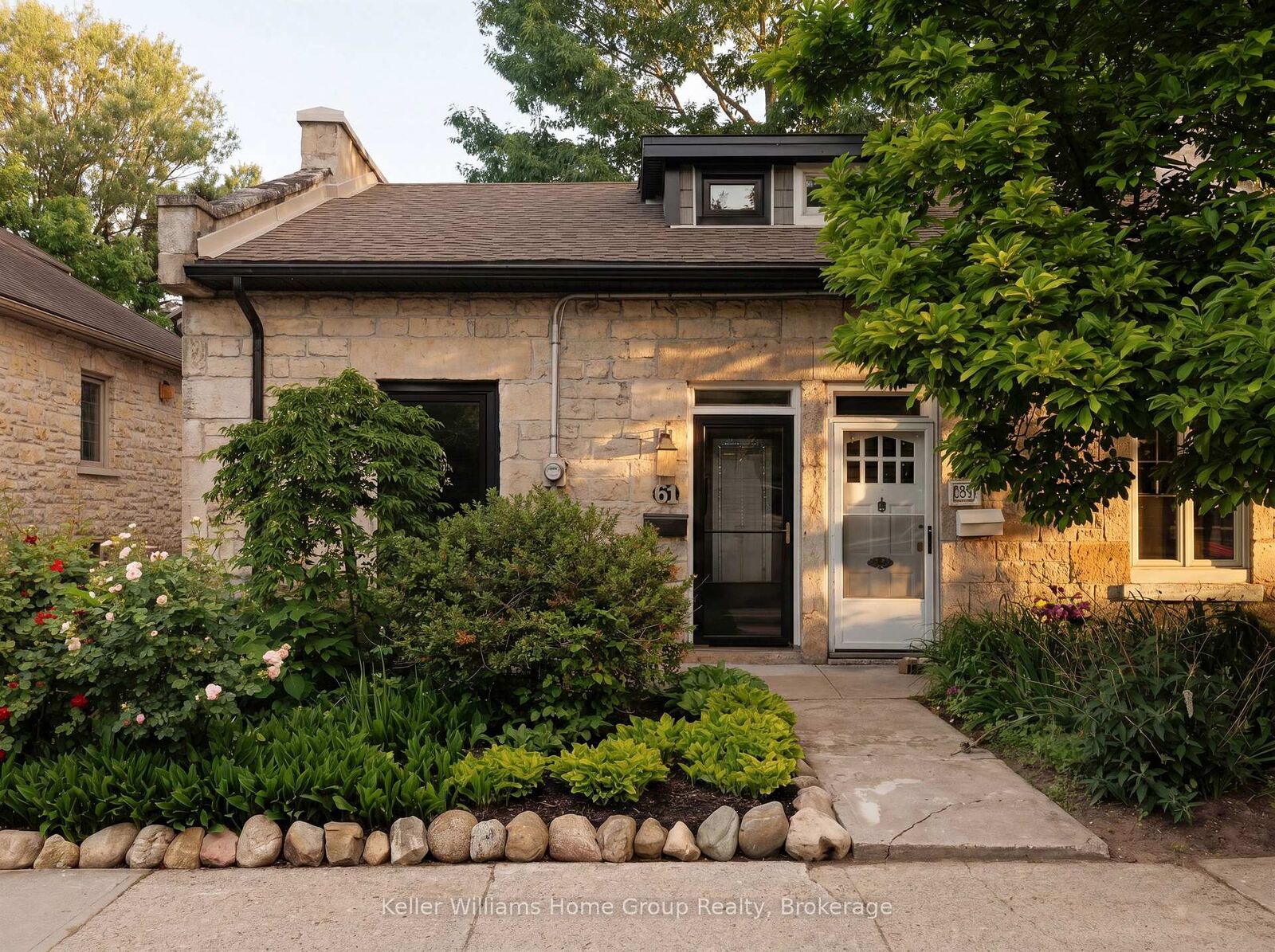 Property Photo:  61 Essex Street  ON N1H 3K9 