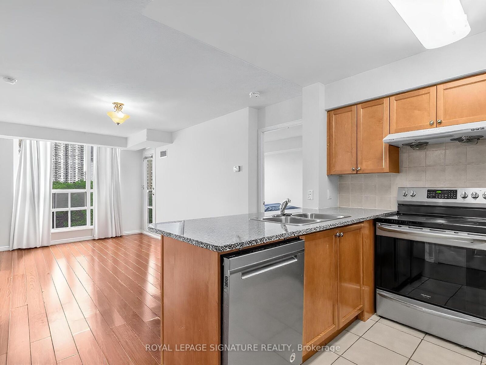 Property Photo:  68 Grangeway Avenue 1512  ON M1H 0A1 