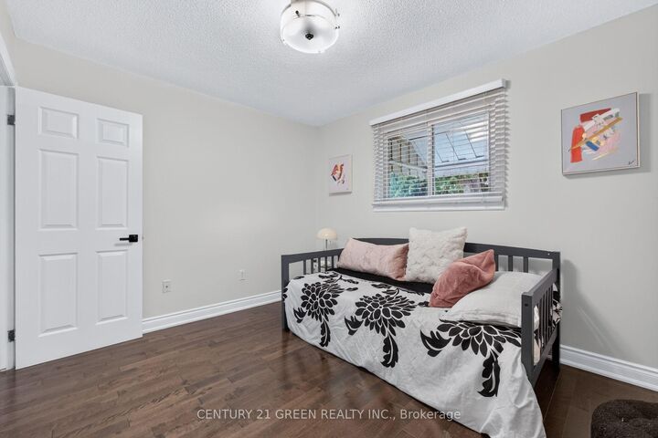 Property Photo:  22 Quaker Crescent Main  ON L8W 1H5 
