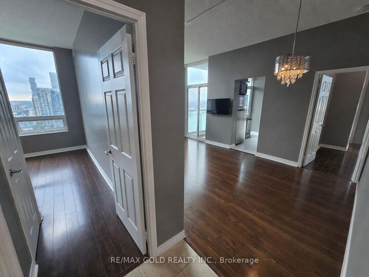 Property Photo:  208 Enfield Place 3808  ON L5B 0G8 