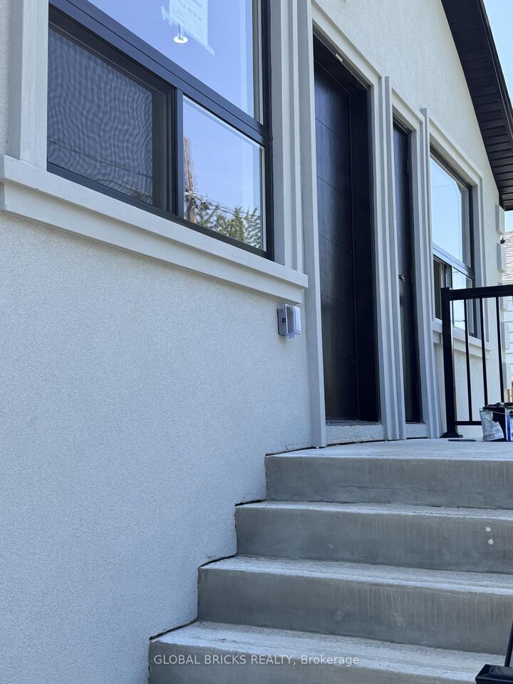 Property Photo:  101 Minerva Avenue Unit 1- Front Upper  ON M1M 1V8 