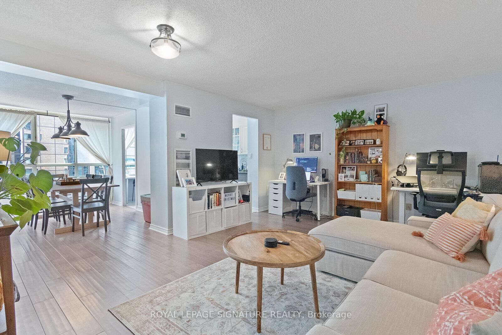 Property Photo:  633 Bay Street 1013  ON M5G 2G4 