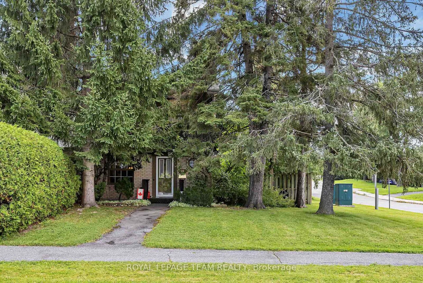 Property Photo:  28 Monterey Drive  ON K2H 7A6 