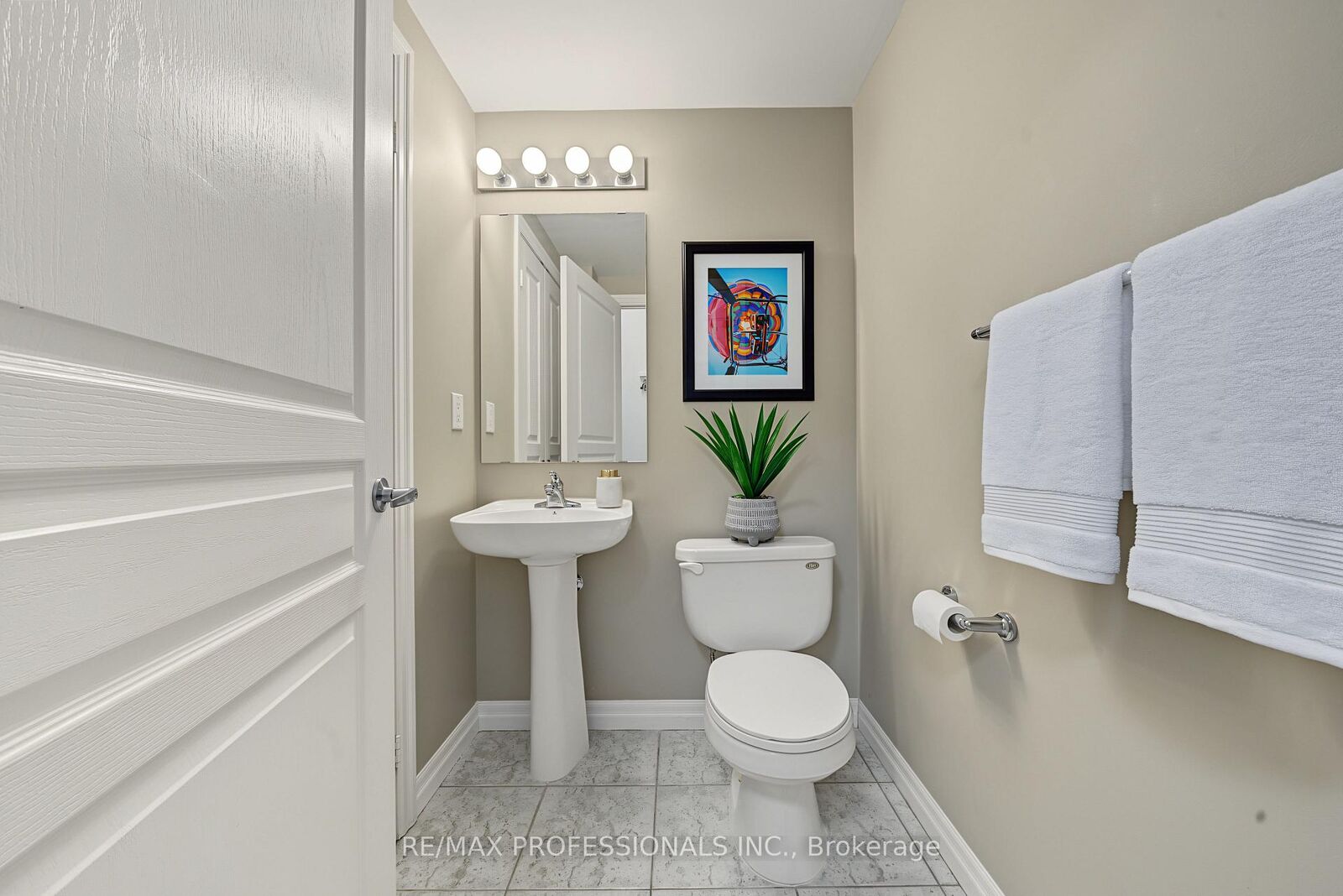 Property Photo:  3939 Duke Of York Boulevard 801  ON L5B 4N2 