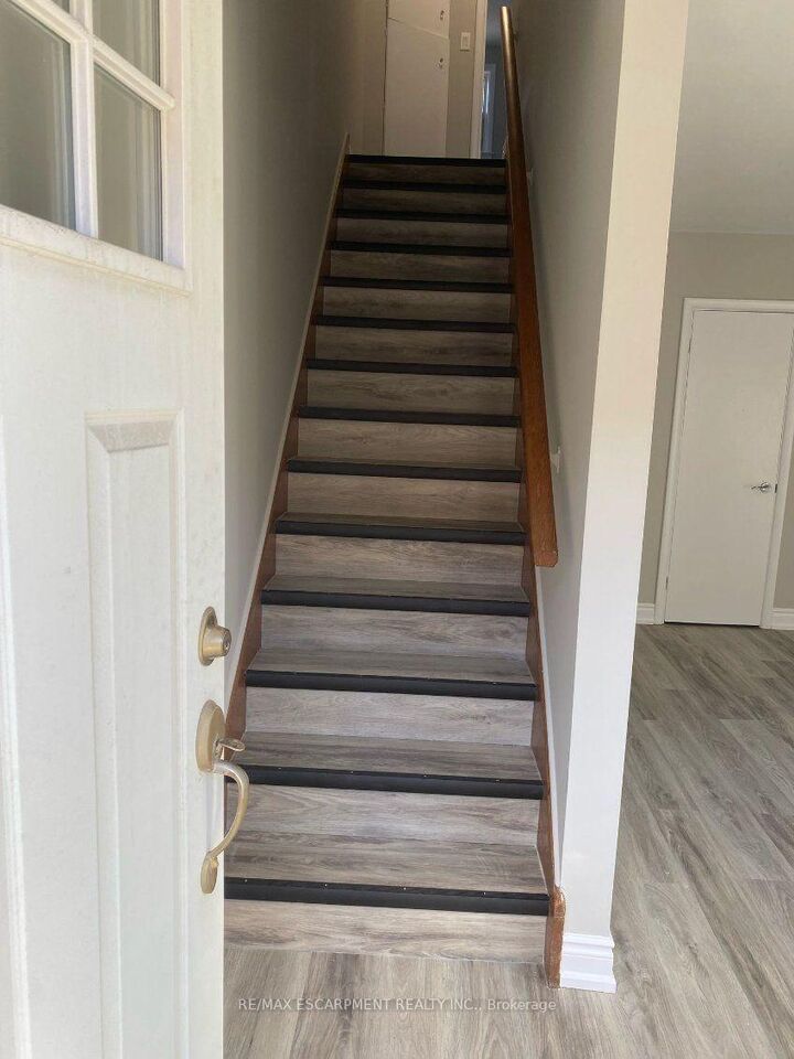 Property Photo:  424 East 42nd Street D  ON L8T 3A9 