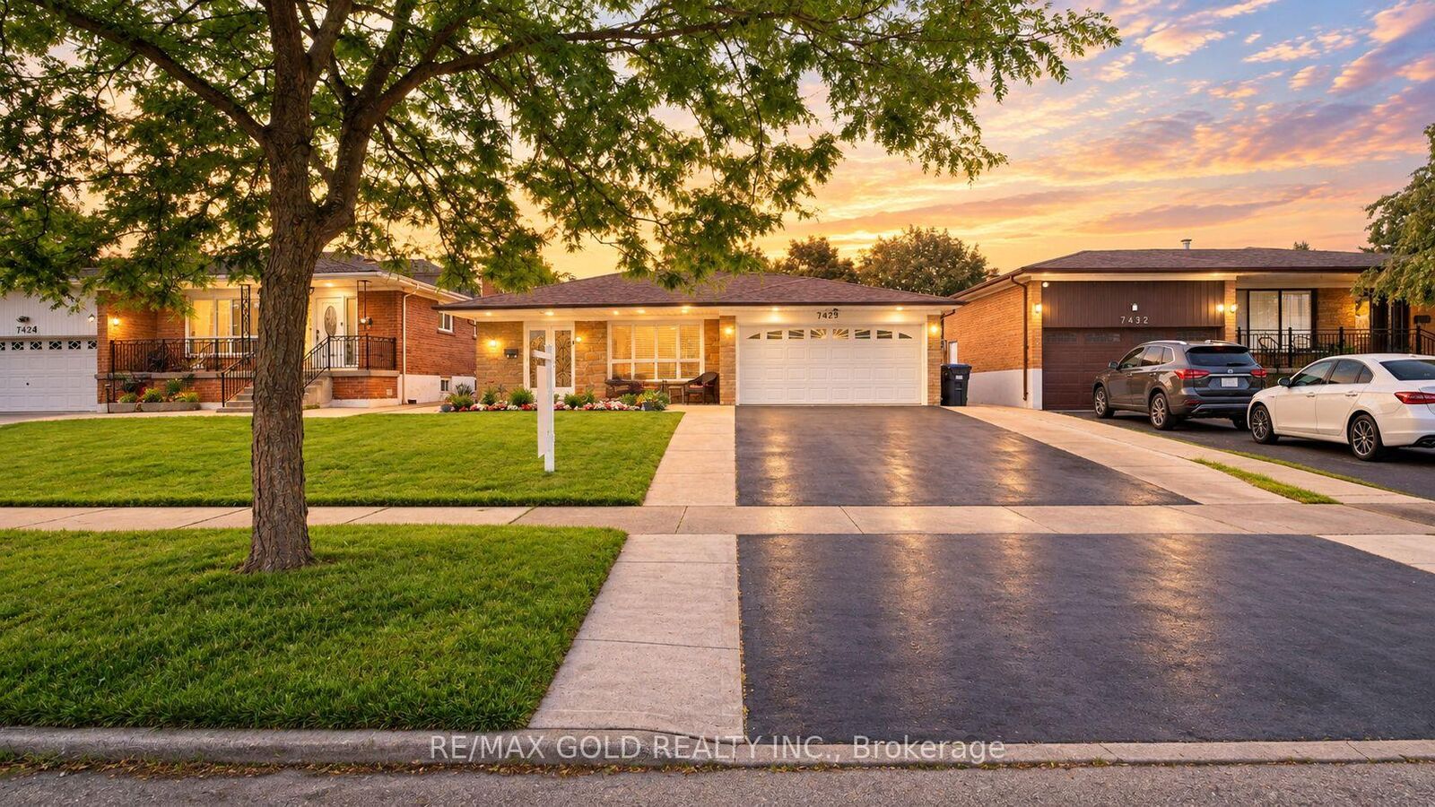Property Photo:  7428 Pickfair Drive  ON L4T 2M9 