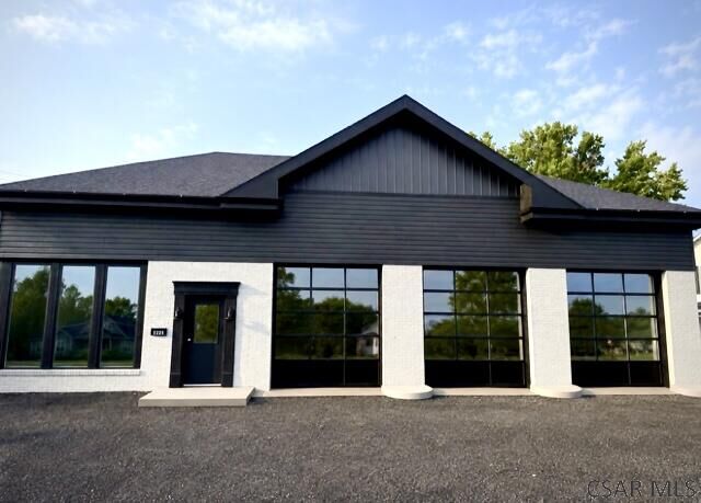Property Photo: 1727 Scalp Ave PA 15904