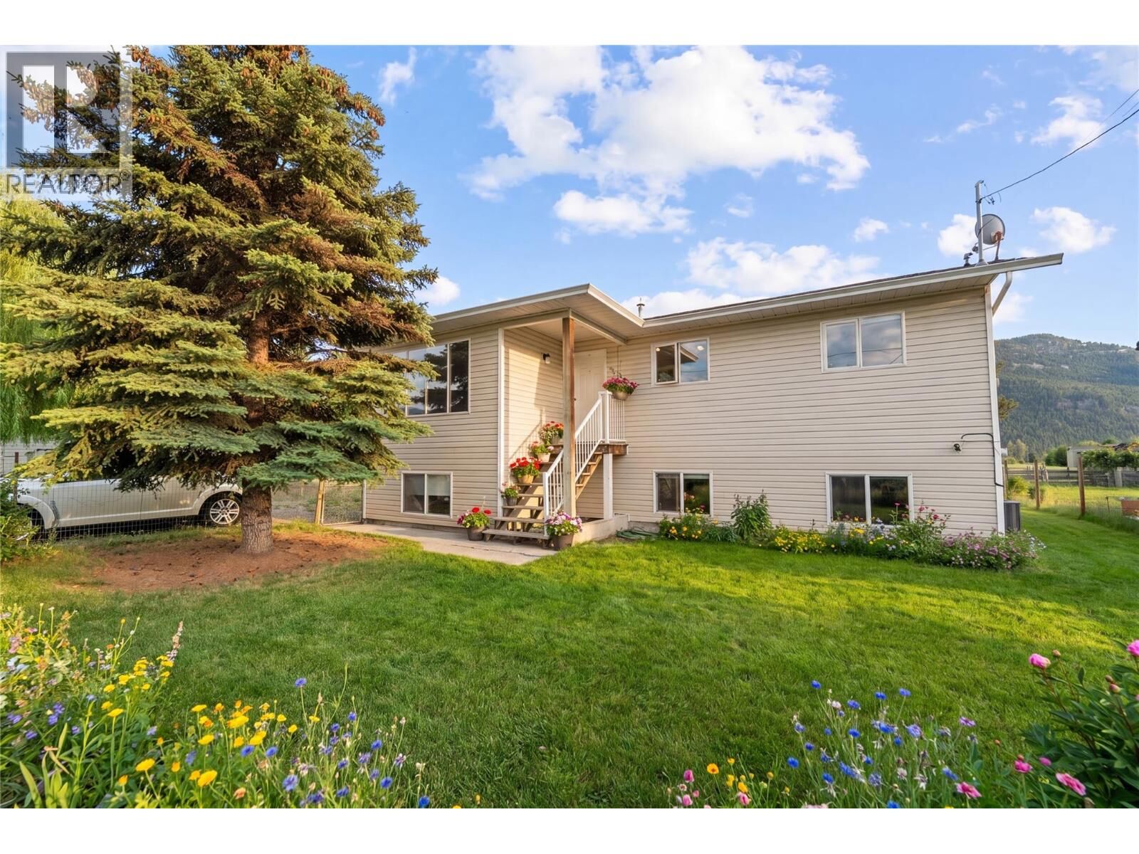 Property Photo:  462 Dodding Avenue  BC V0K 1Y0 
