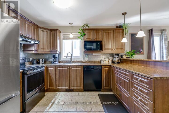 Property Photo: 46 Sunset Boulevard ON K6H 7M3