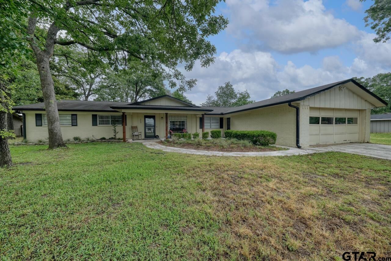 Property Photo: 249 E Hideaway Ln TX 75771