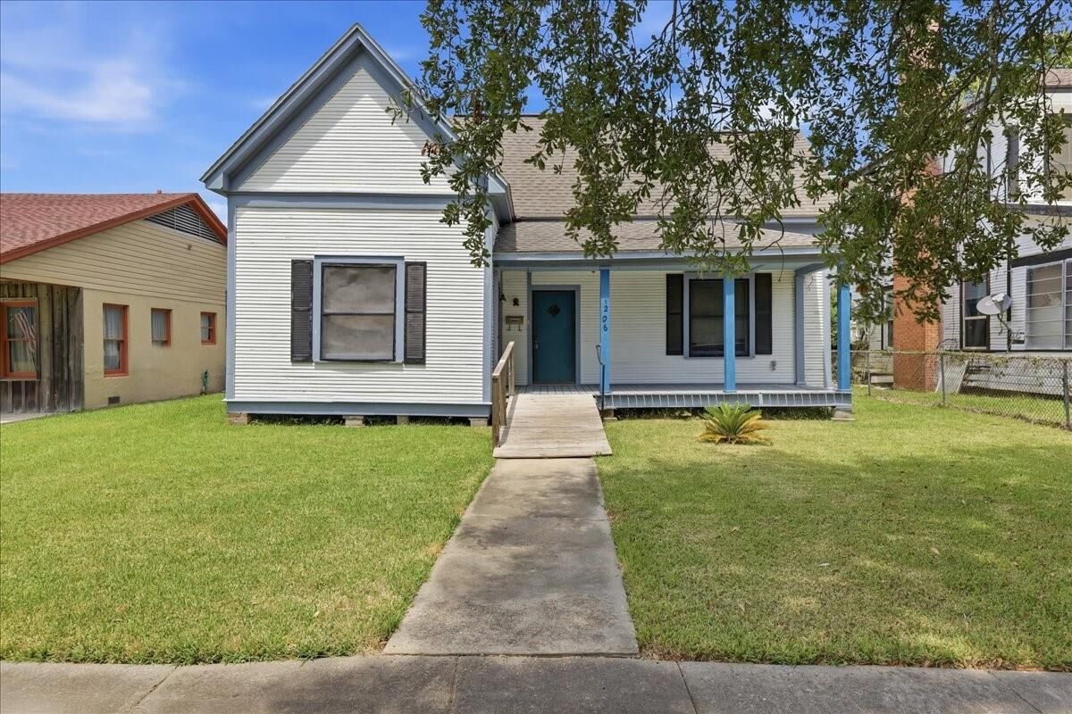 Property Photo:  1206 Pine Avenue  TX 77630 