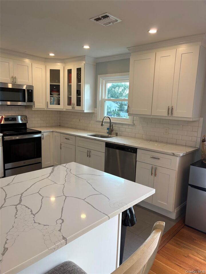 Property Photo:  6 Starling Court  NY 11727 