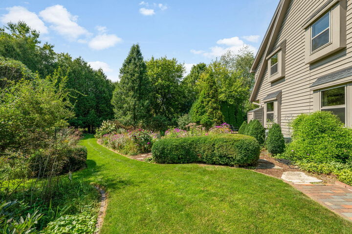 Property Photo:  2225 Edgewood Dr  WI 53024 