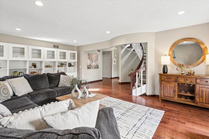 Property Photo:  816 Paddock Lane  IL 60048 