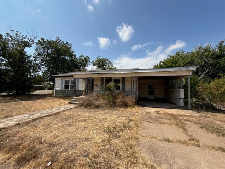Property Photo: 1305 W 11th Street TX 76657