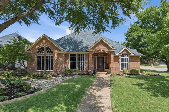 Property Photo:  1613 Green Tree Drive  TX 76054 