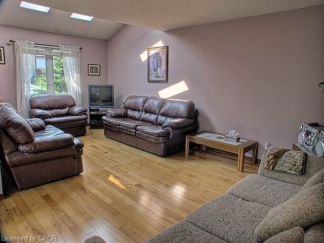 Photo de la propriété: 634A Pinerow Crescent ON N2T 2K8