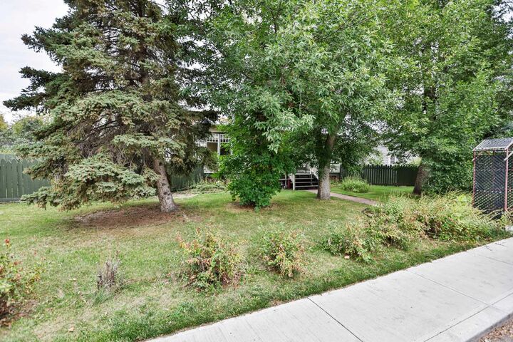 Property Photo:  522 1 Street S  AB T0L 2B0 