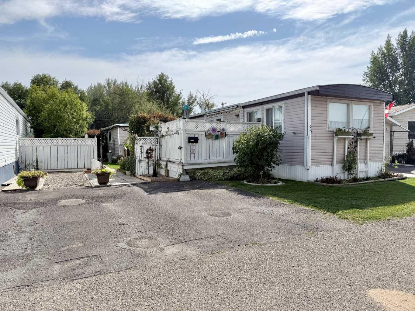 Property Photo:  1712 23 Street 93  AB T1M 1P9 
