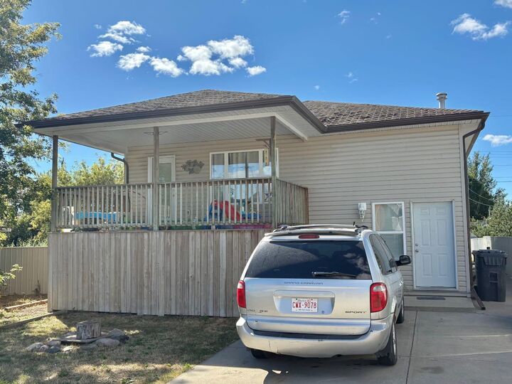 Property Photo:  1220 9 Street N  AB T1H 1Z9 