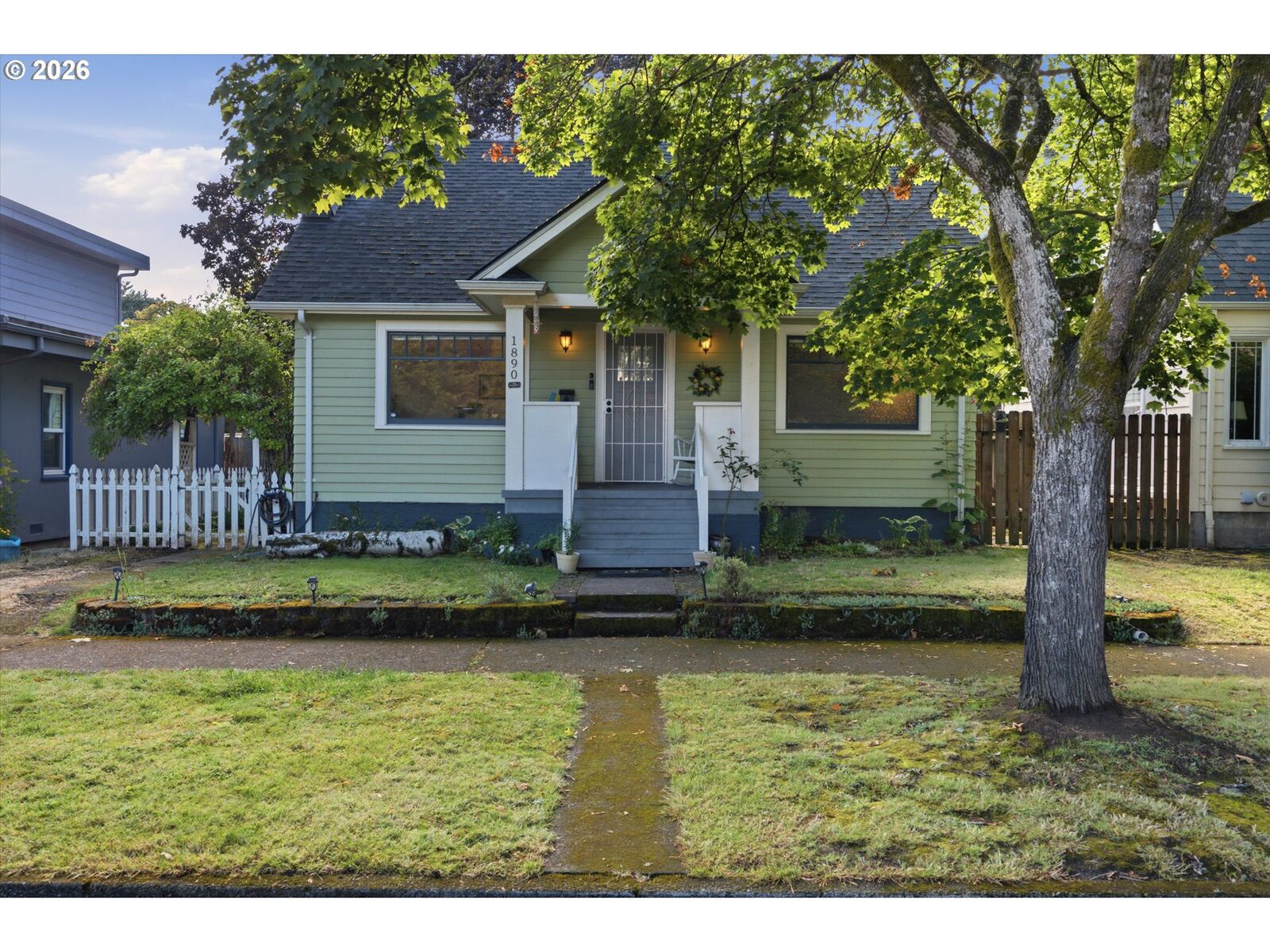 Property Photo:  1890 Cottage St  OR 97301 