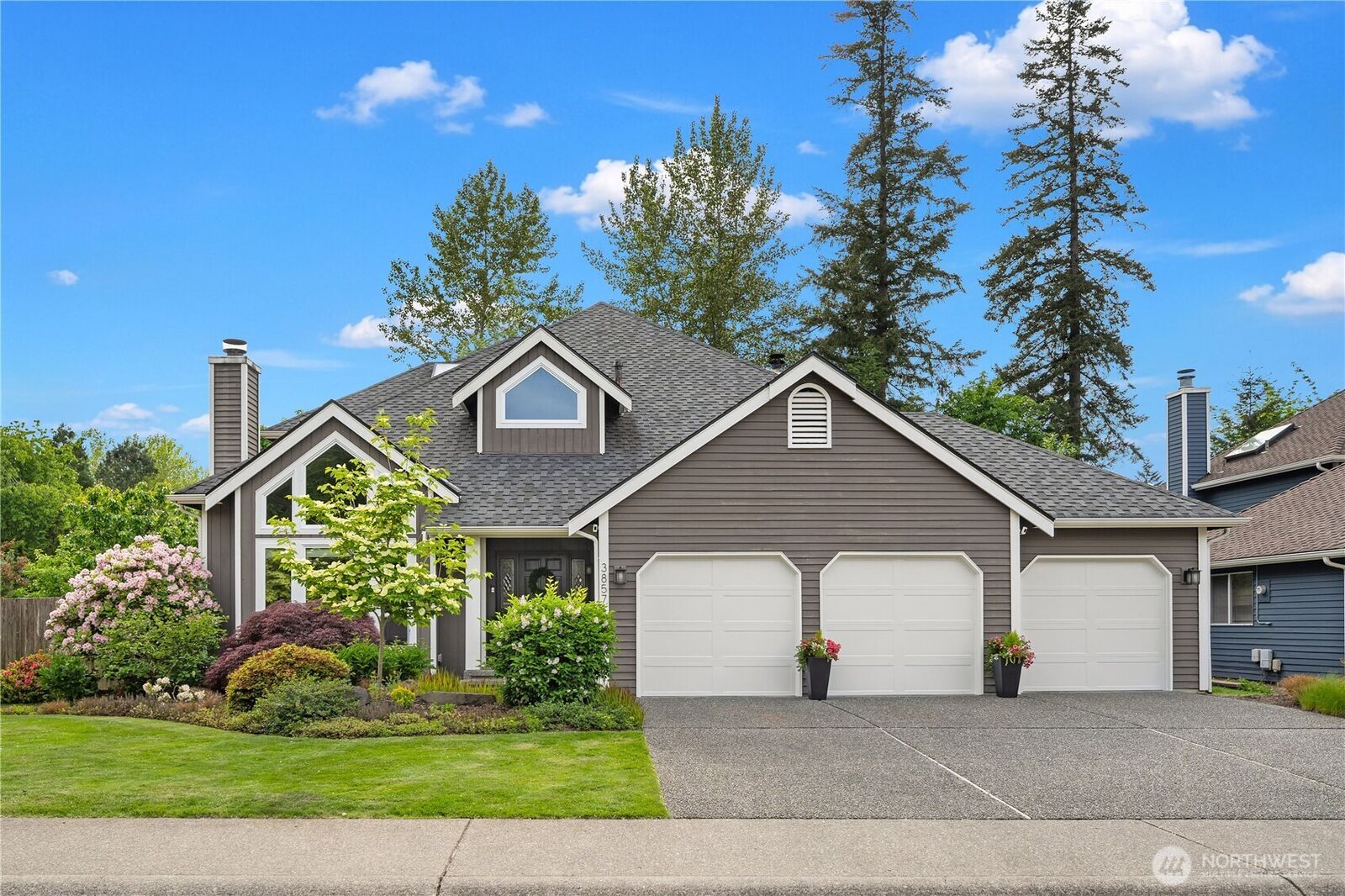 Property Photo:  3857  260th Avenue SE  WA 98029 