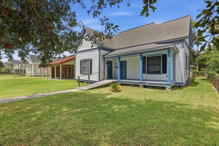 Property Photo:  1206 Pine  TX 77630 