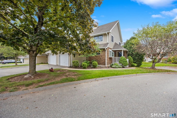 Property Photo:  27 Fox Run Court 27  CT 06111 