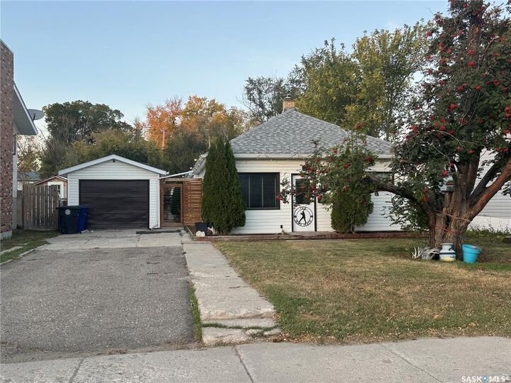 Property Photo:  307 6th Avenue E  SK S0K 0M0 