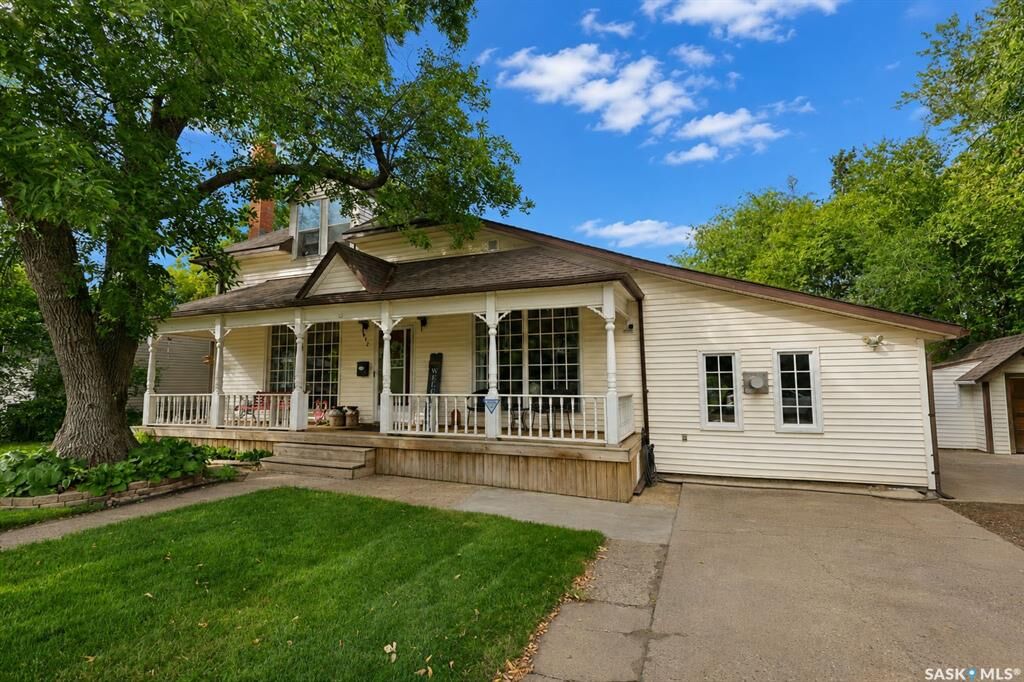 Property Photo: 412 19th Street W SK S6V 4C9
